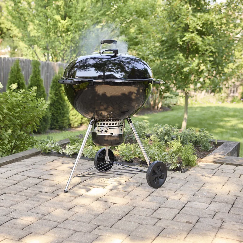 Barbecue à charbon Weber Master-Touch 67 cm Crafted GBS jardin ambiance